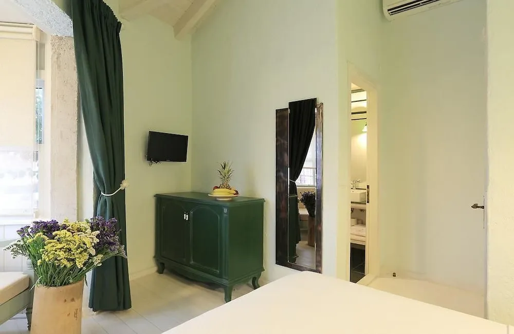 Traditional Tek Büyük Yataklı Oda