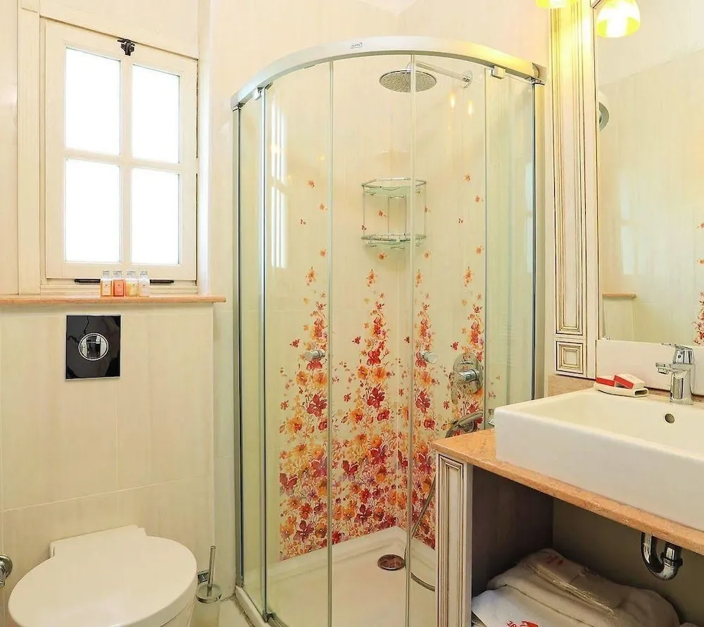Traditional Tek Büyük Yataklı Oda