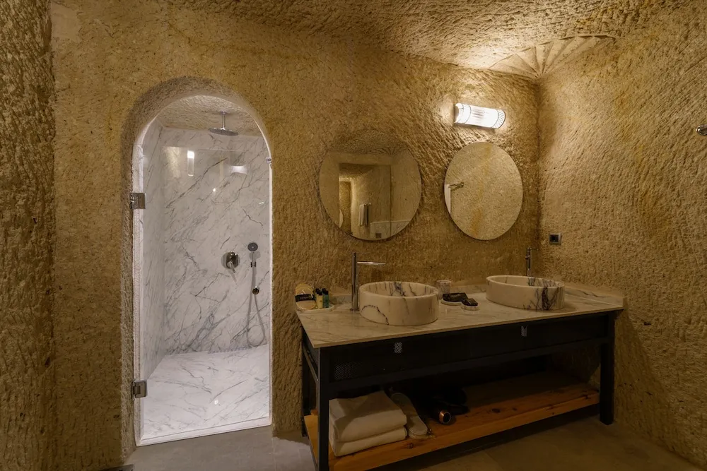 EXCLUSIVE CAVE SUITE ROOM