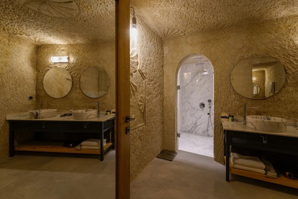 EXCLUSIVE CAVE SUITE ROOM