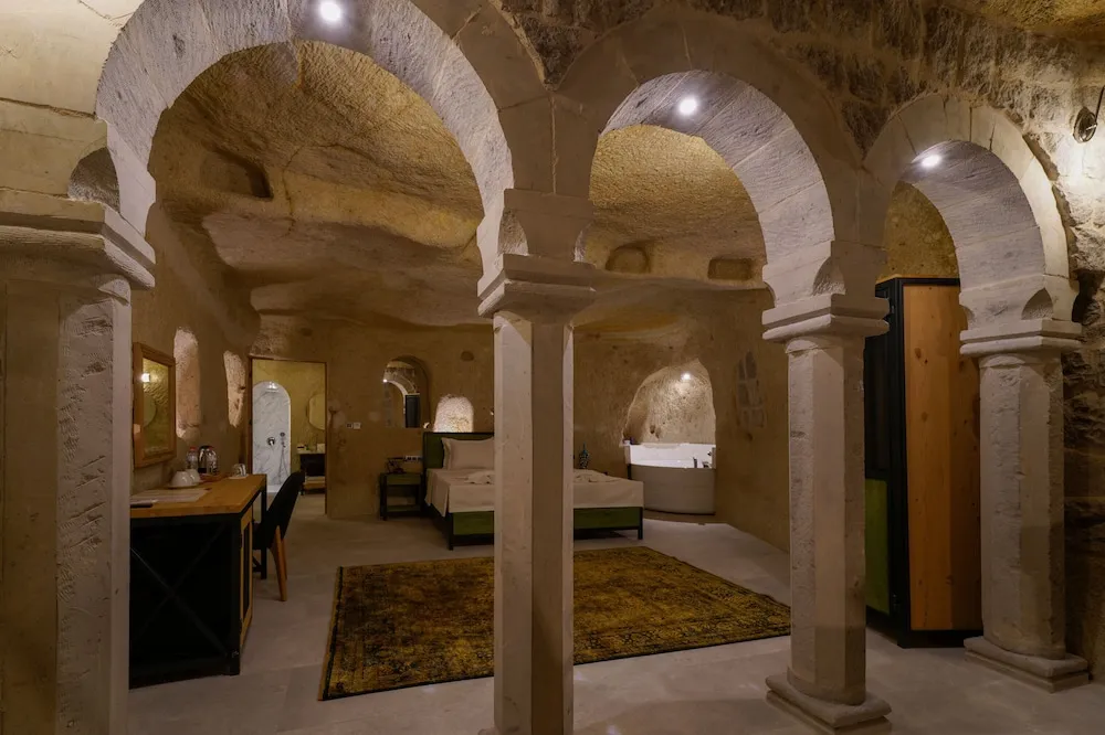 EXCLUSIVE CAVE SUITE ROOM