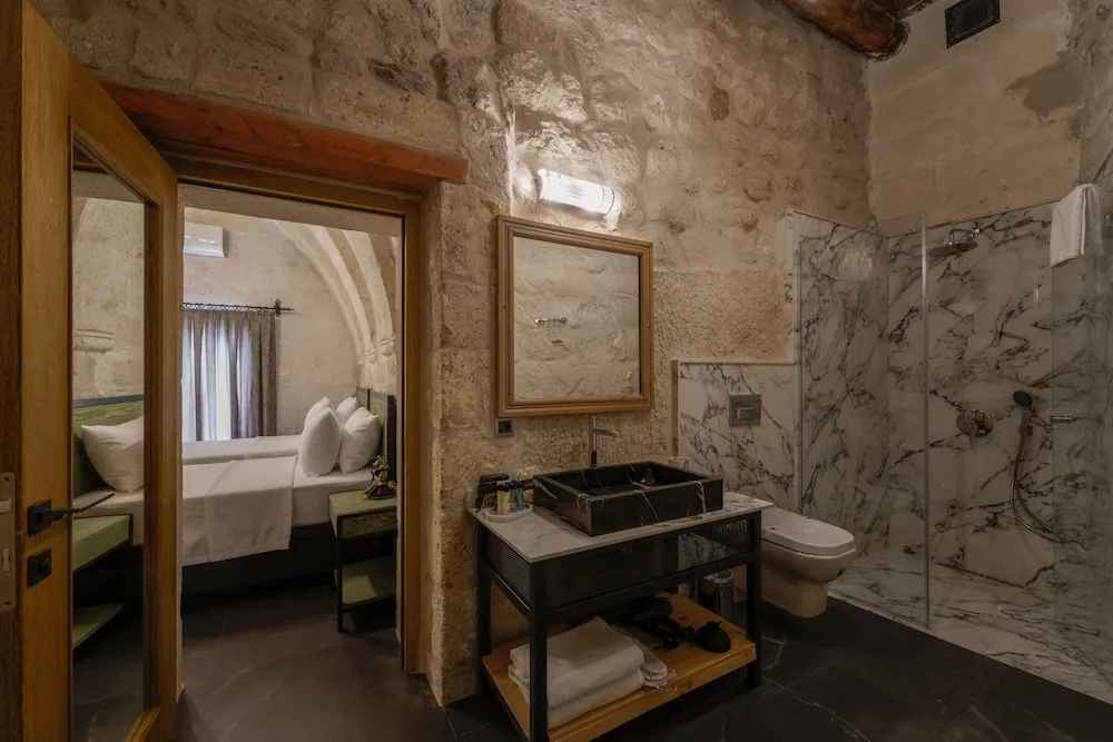 EXCLUSIVE ROOM