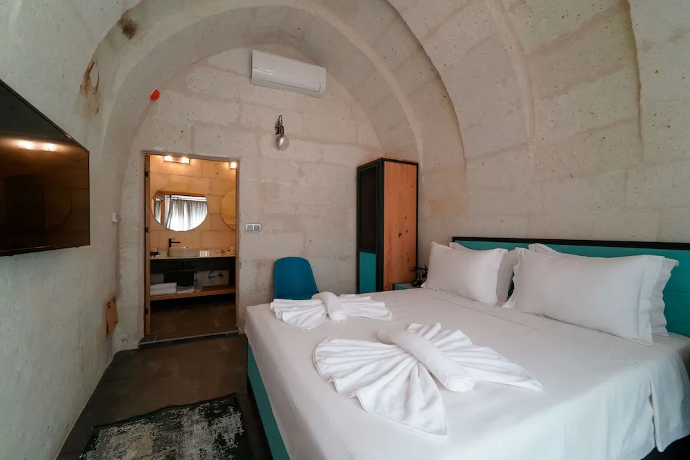DELUXE CAVE DOUBLE OR TWIN ROOM