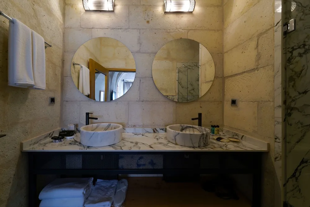 DELUXE CAVE DOUBLE OR TWIN ROOM
