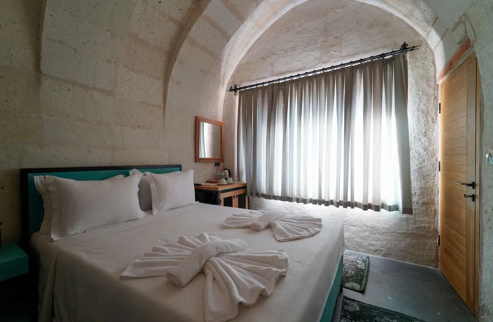DELUXE CAVE DOUBLE OR TWIN ROOM