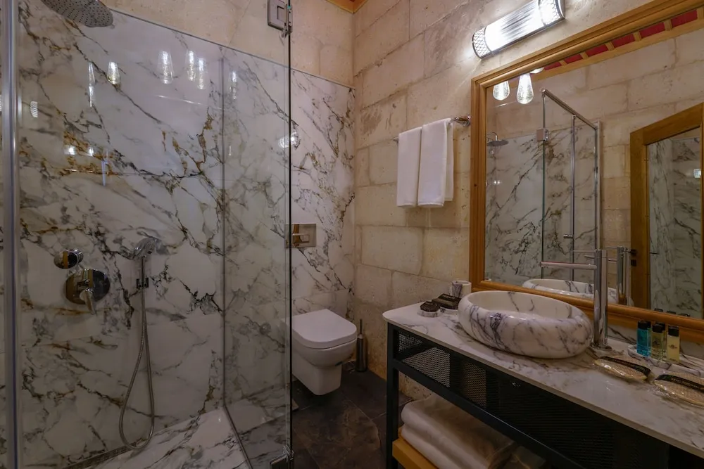 DELUXE CAVE DOUBLE OR TWIN ROOM