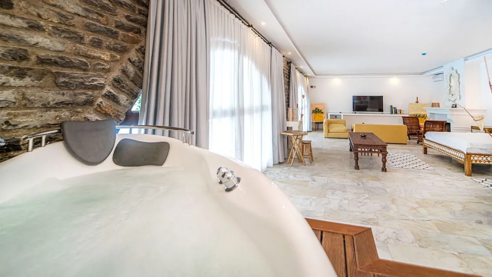Grand Oda, Havuz Manzaralı