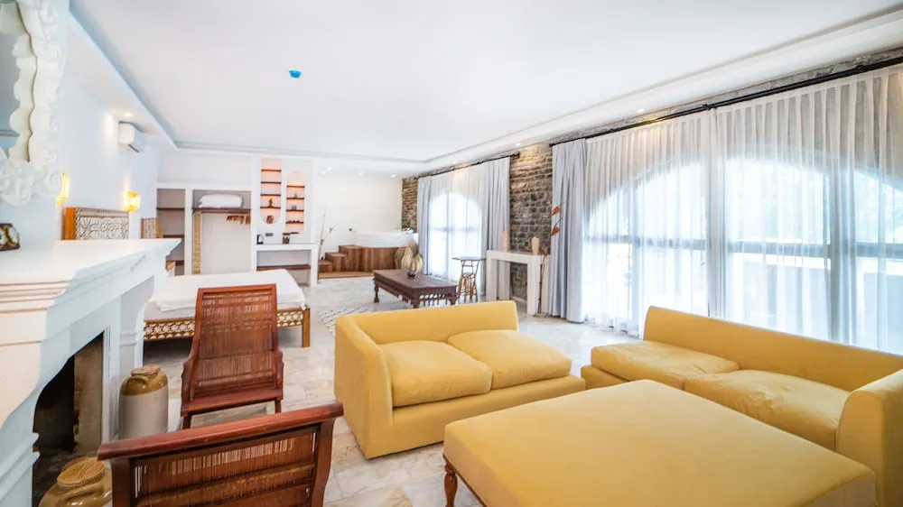 Grand Oda, Havuz Manzaralı