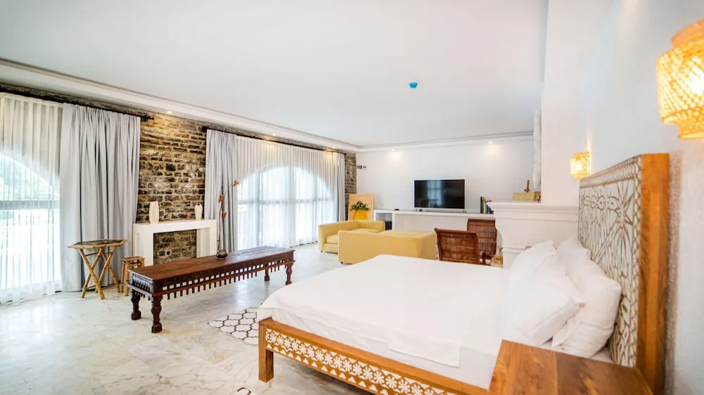 Grand Oda, Havuz Manzaralı