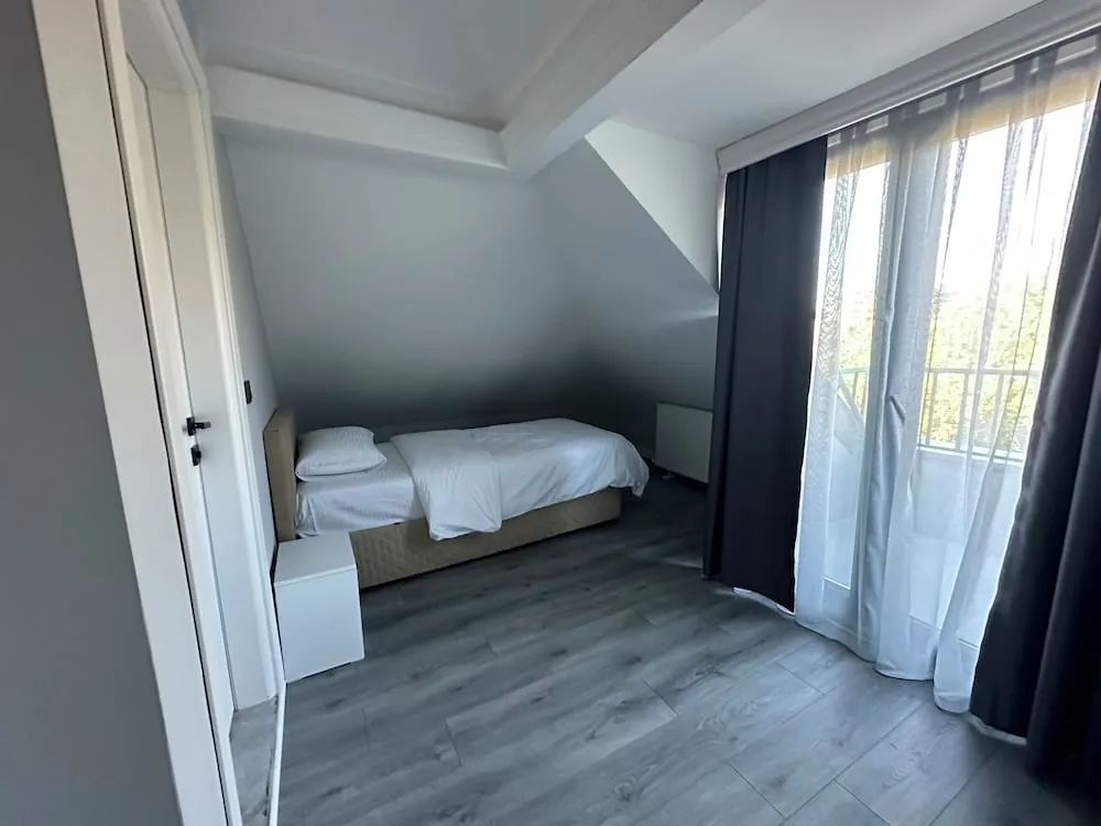 Basic Oda, Balkon, Bahçe Manzaralı