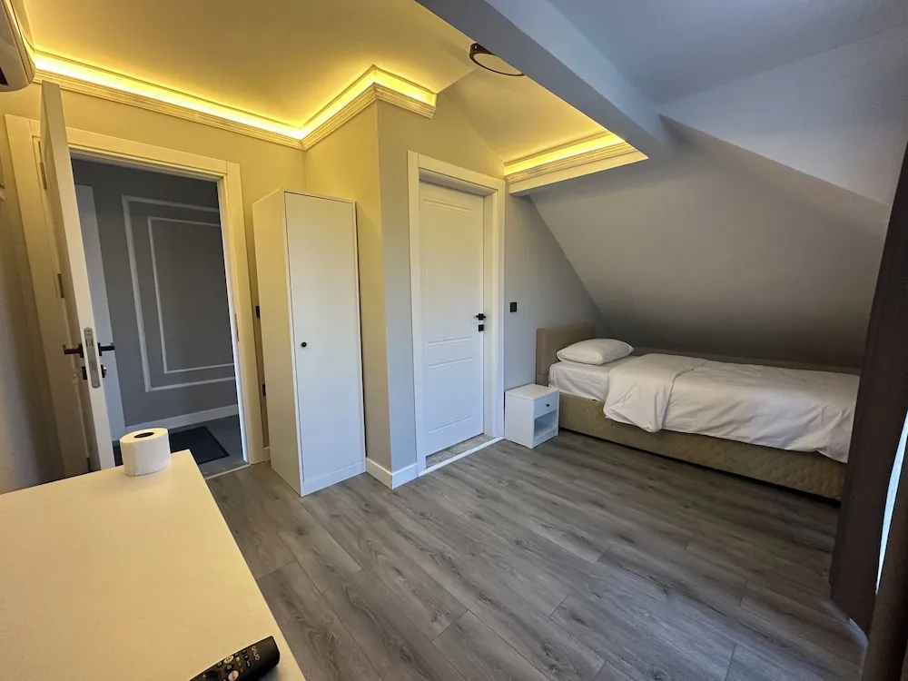 Basic Oda, Balkon, Bahçe Manzaralı