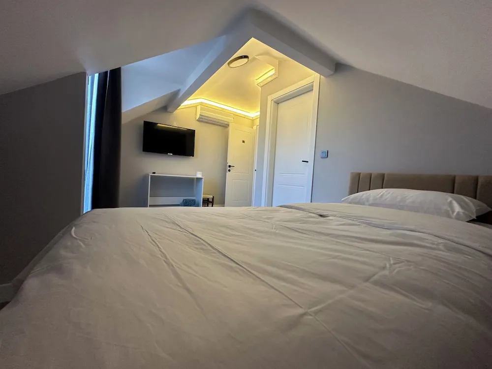 Basic Oda, Balkon, Bahçe Manzaralı