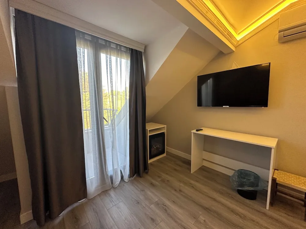 Basic Oda, Balkon, Bahçe Manzaralı