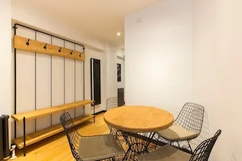 Olympia Flats by Oval