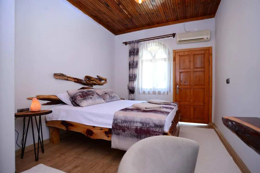 Deluxe Tek Büyük Yataklı Oda, 1 Yatak Odası, Sigara İçilebilir, Dağ Manzaralı