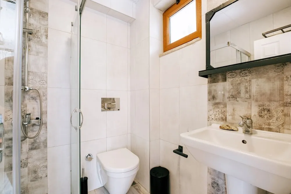 Basic Tek Büyük veya İki Ayrı Yataklı Oda