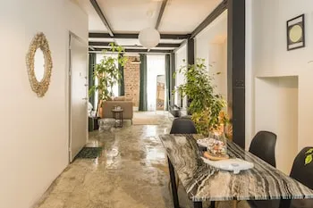 Amalia Flats by Oval