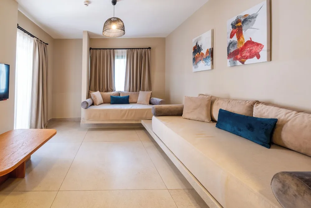 Grand Deluxe Family Room