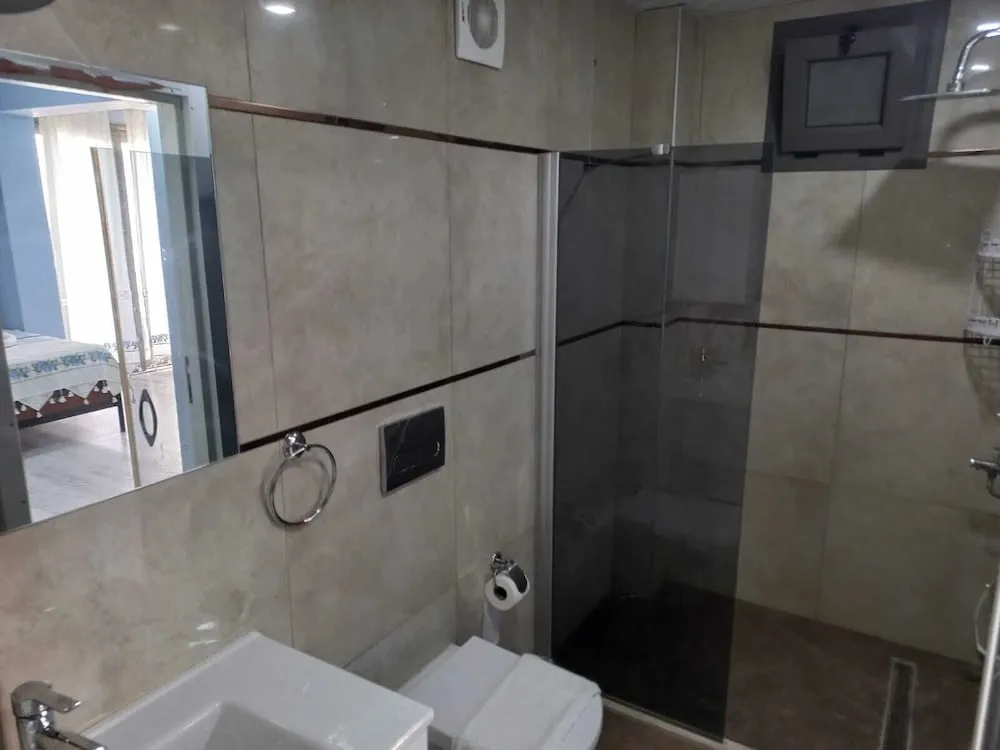 Üç Kişilik Oda, Sigara İçilmez, Deniz Manzaralı