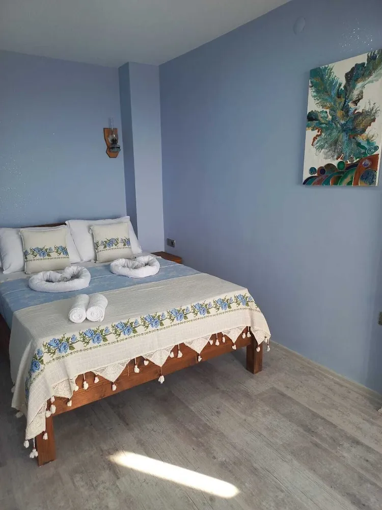 Üç Kişilik Oda, Sigara İçilmez, Deniz Manzaralı