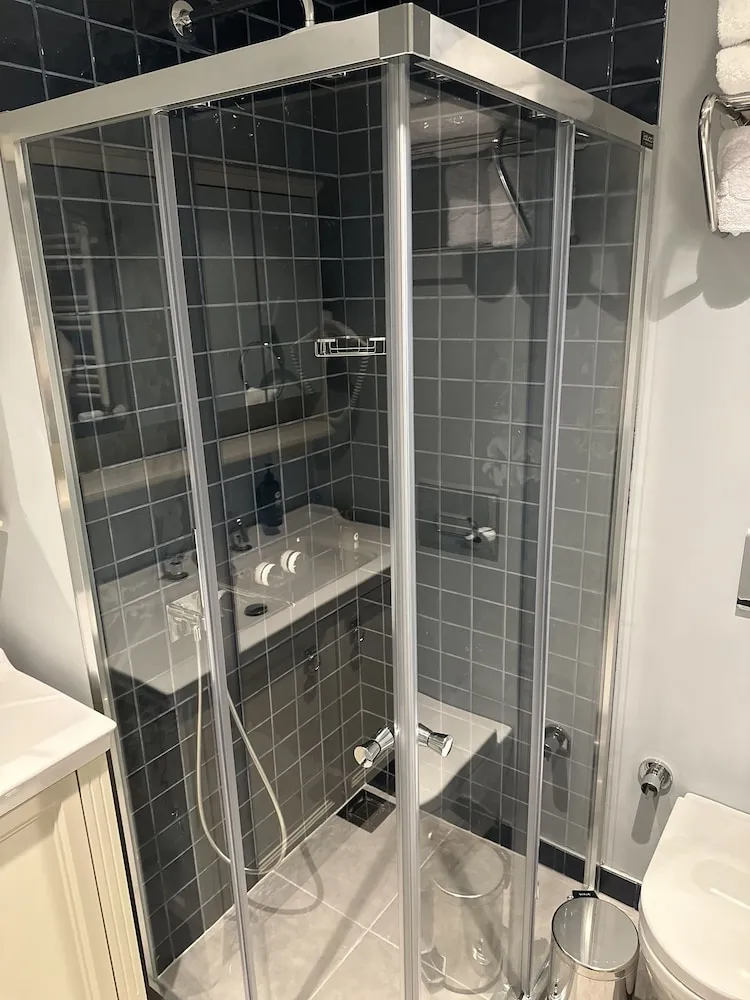 Economy Oda, 1 Büyük (Queen) Boy Yatak ve Çekyat