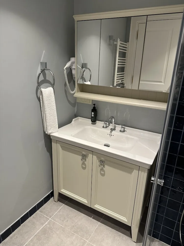 Economy Oda, 1 Büyük (Queen) Boy Yatak ve Çekyat