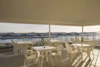 Opia Hotel