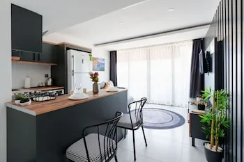Mrt Suites Lara