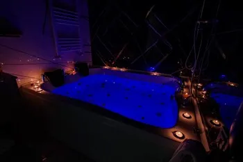 Moonday Hotel