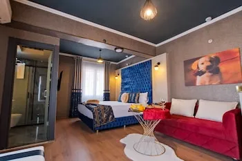 Moonday Hotel
