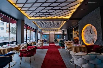 Moonday Hotel