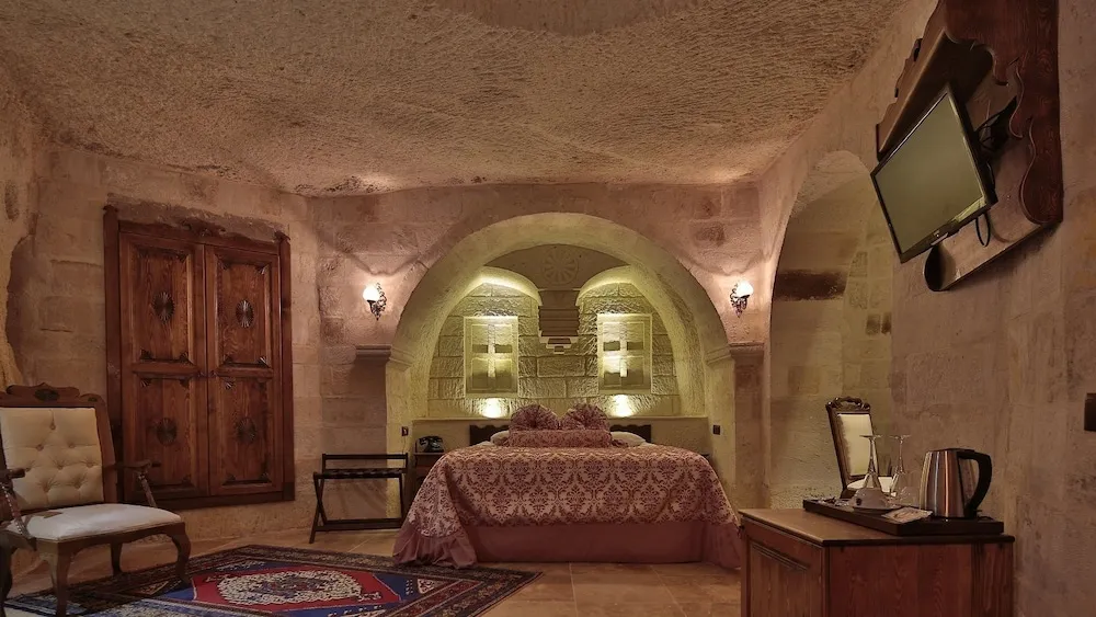 Queen Cave Suite