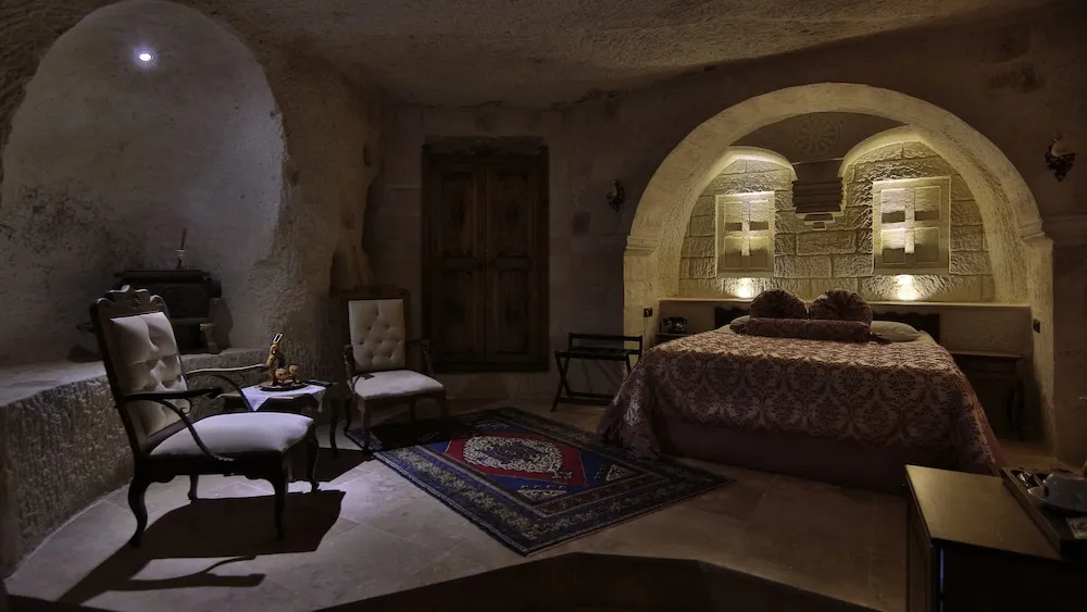 Queen Cave Suite