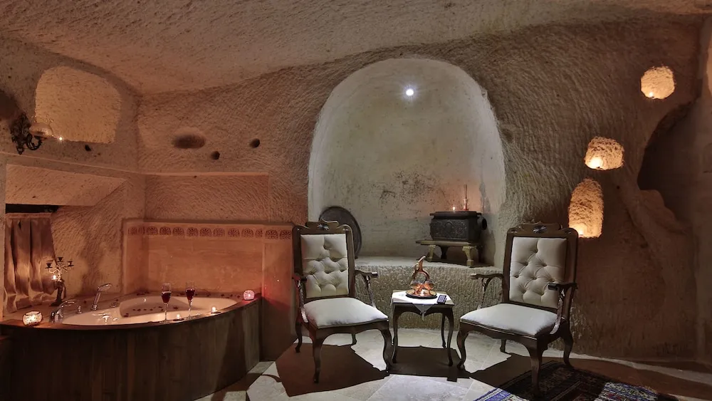 Queen Cave Suite