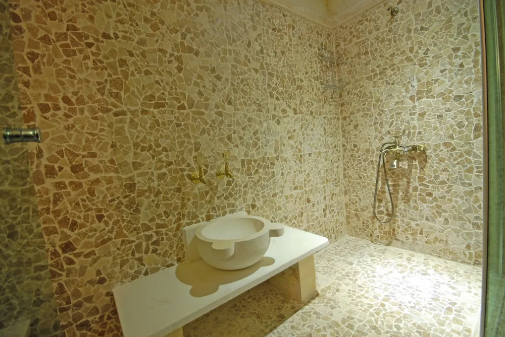 Superior Cave Suite