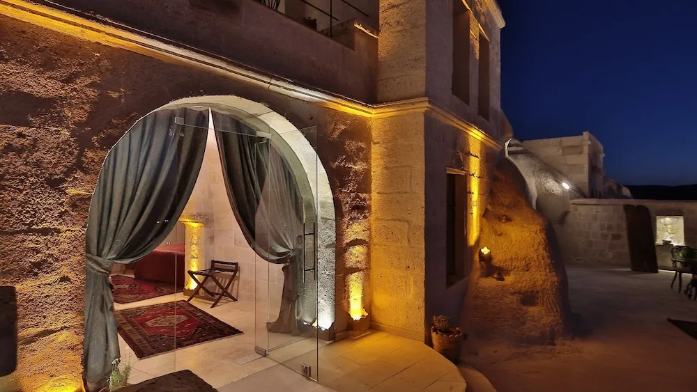 Arch Cave Suite