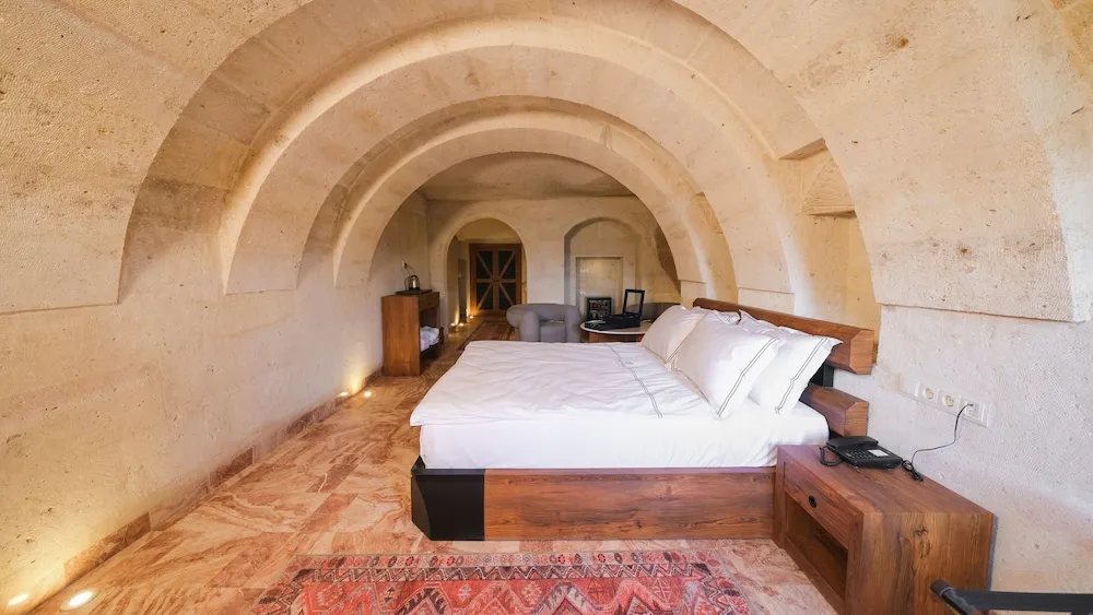 Superior Cave Room with Hot Tub