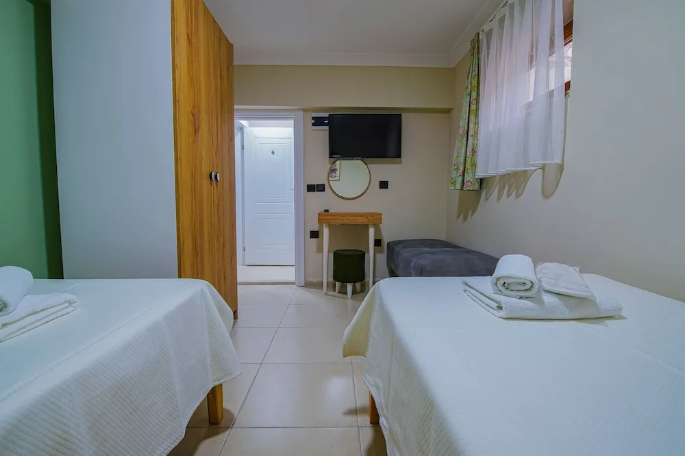 Ekonomik Iki Ayri Yatakli Bodrum Kat Oda