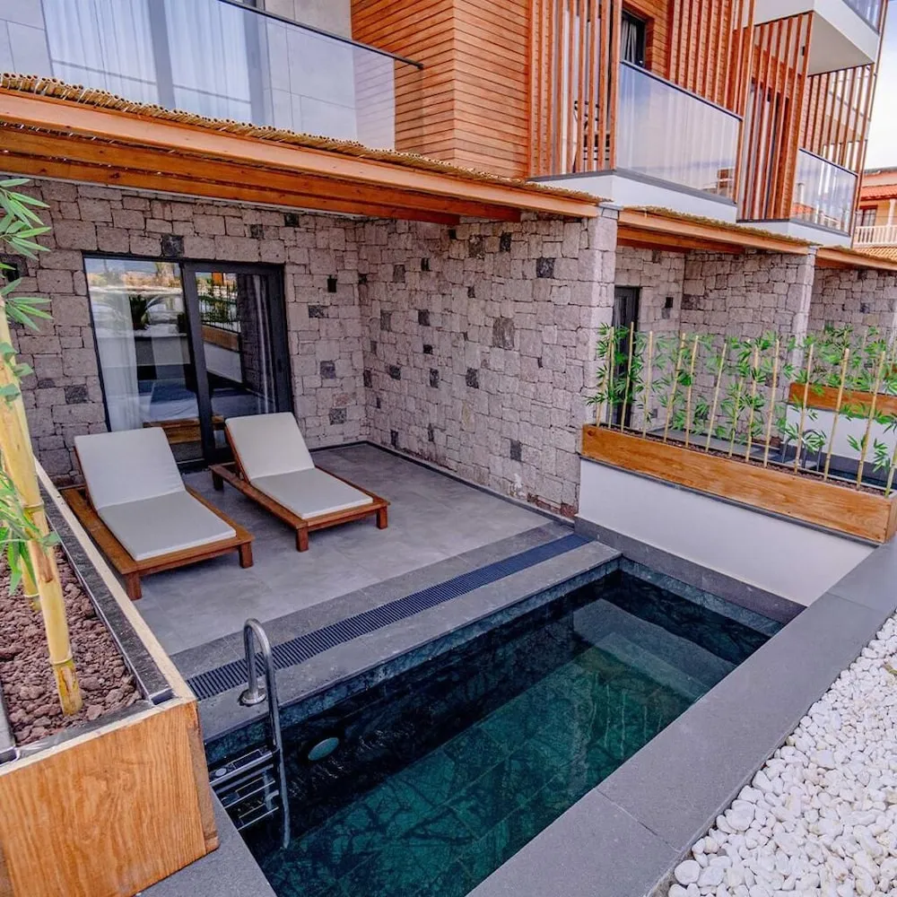 Deluxe Corner Room With Pool