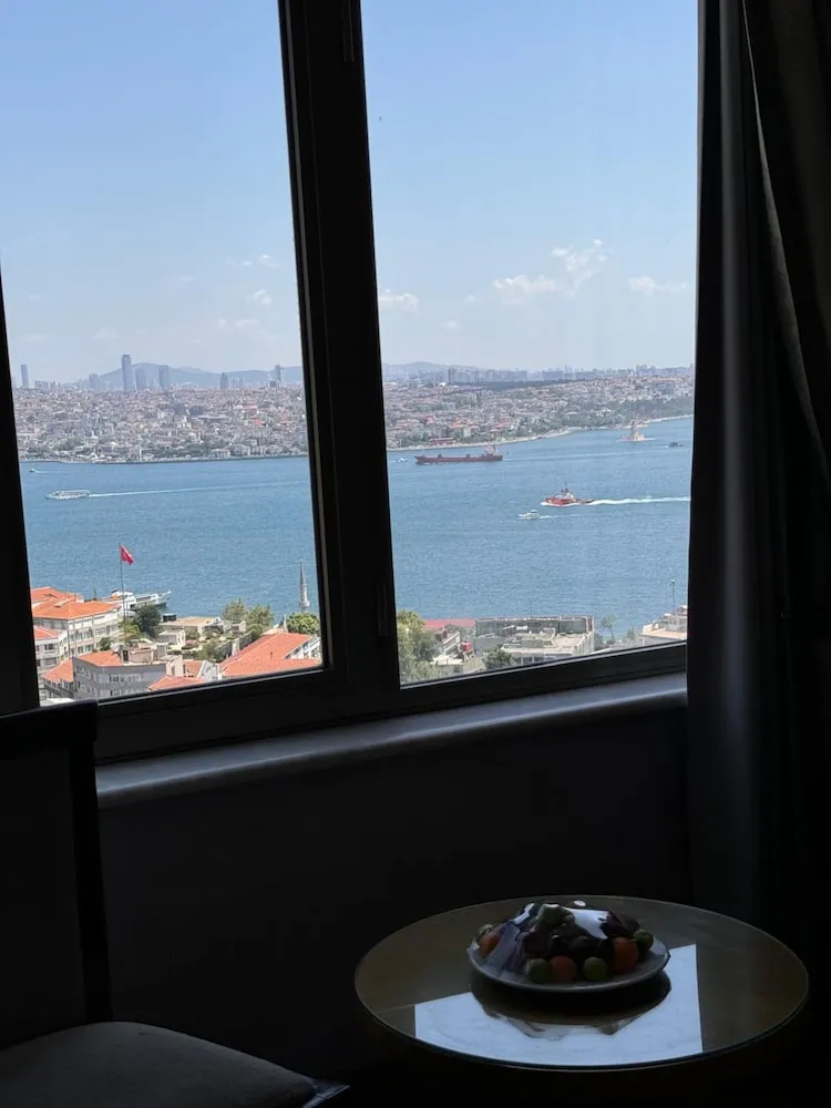 Junior Oda, 1 Büyük (Queen) Boy Yatak, Deniz Manzaralı, Köşe