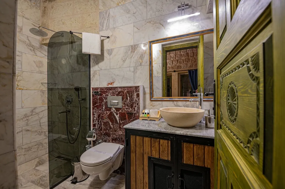 Romantic Süit, 1 Büyük (Queen) Boy Yatak, Sigara İçilmez, Sıcak Su Küveti