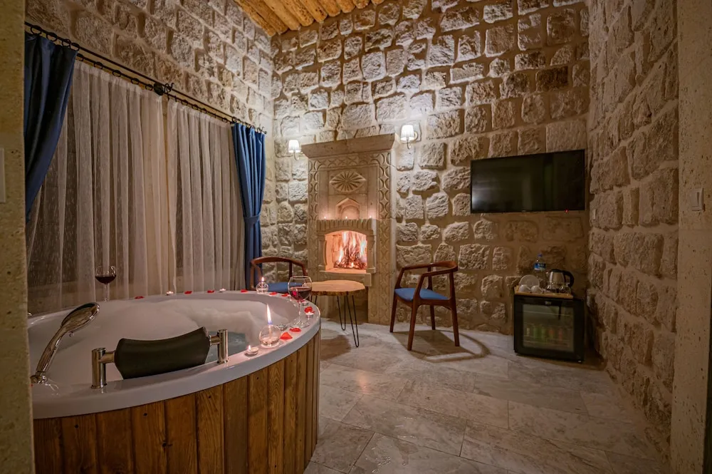 Romantic Süit, 1 Büyük (Queen) Boy Yatak, Sigara İçilmez, Sıcak Su Küveti