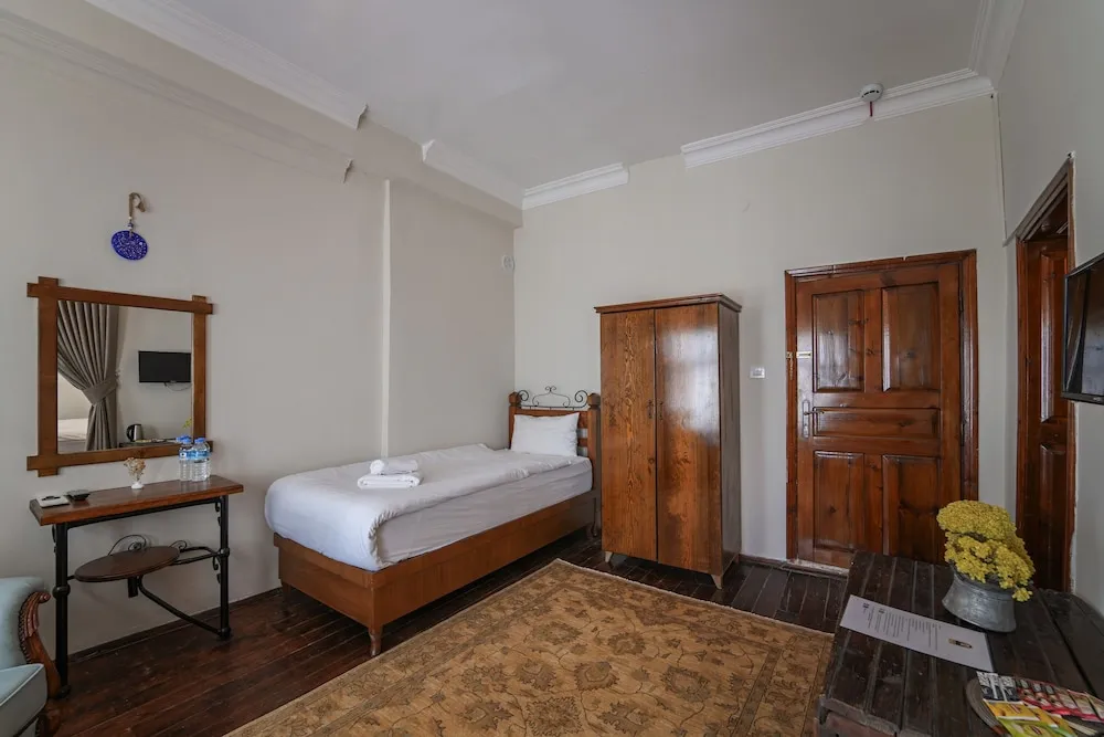 Deluxe Triple Stone Room