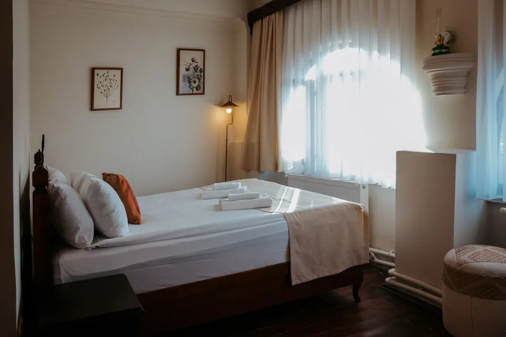 Deluxe Triple Stone Room