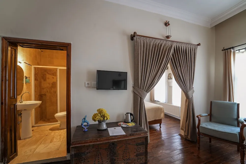 Deluxe Triple Stone Room