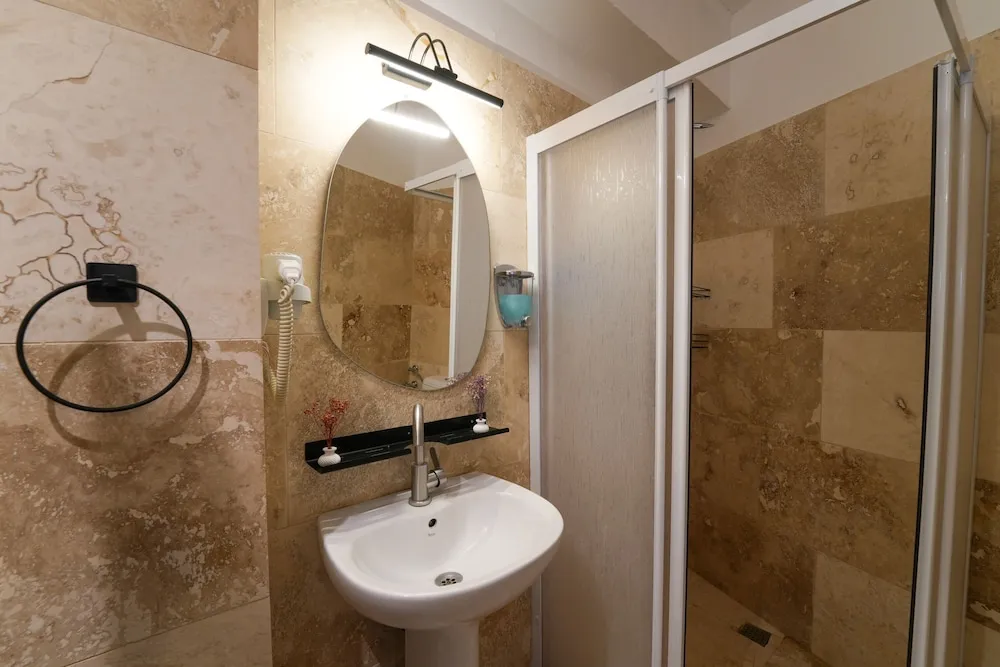 Deluxe Triple Stone Room
