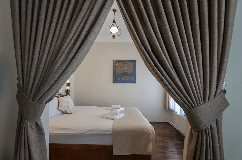 Deluxe Triple Stone Room