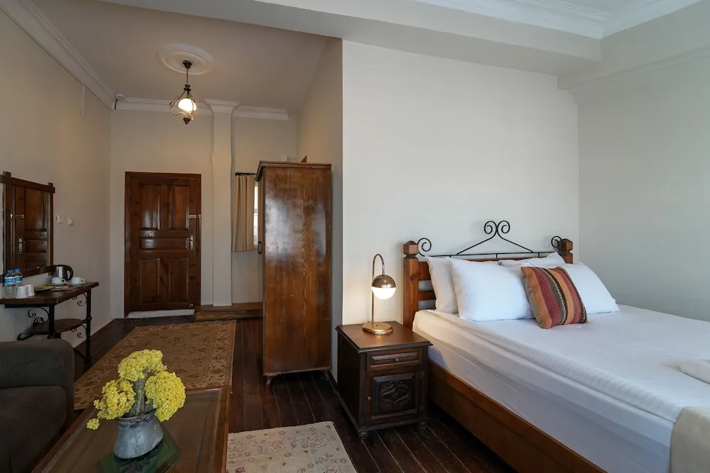 Deluxe Triple Stone Room