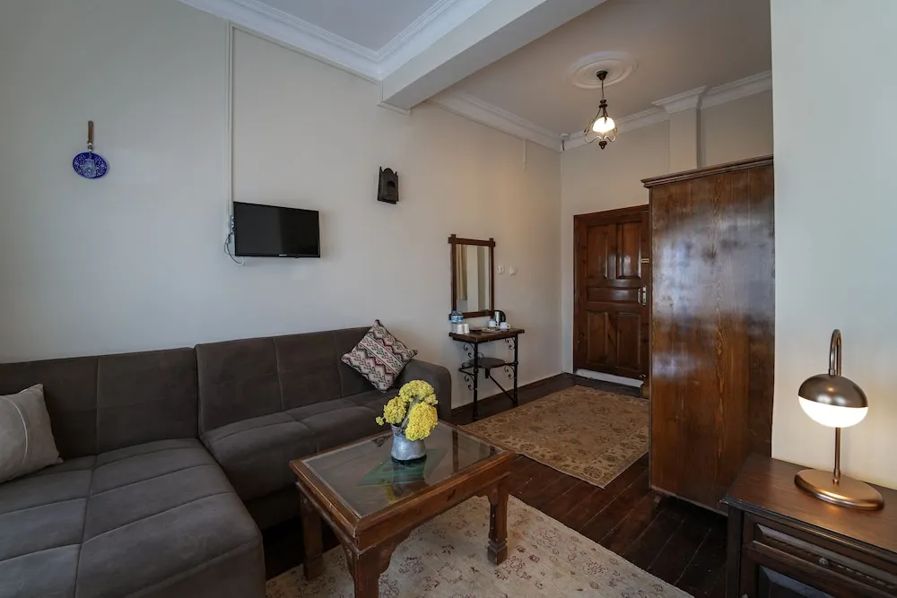 Deluxe Triple Stone Room