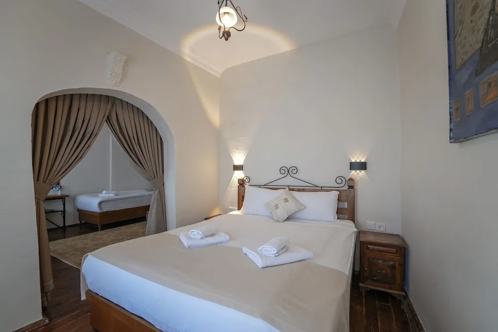 Deluxe Triple Stone Room